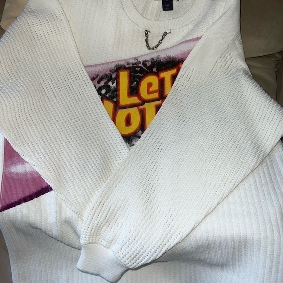 Louis Vuitton from the Spring Runway 2021 Limited Edition “Let’s Vote” sweater. - Picture 7 of 8